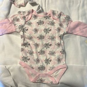 6 month girls bodysuit with matching bib